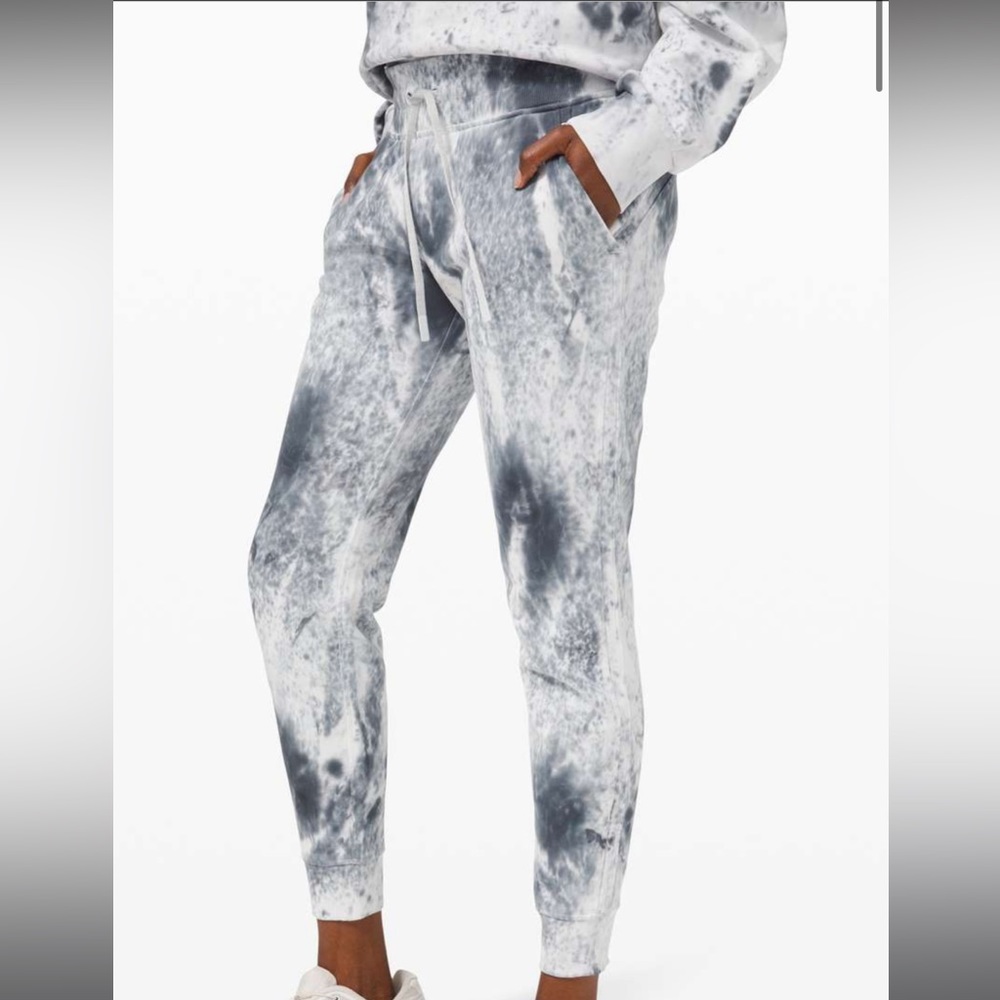 Lululemon Warm Down Jogger *28"
Marble Dye Classic Navy SZ 2